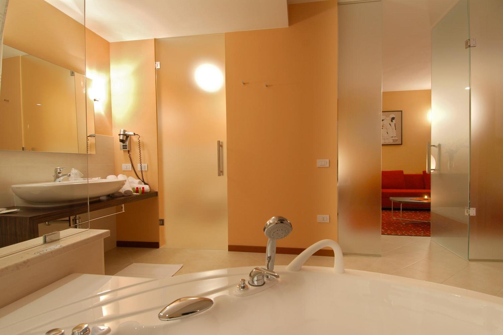 Rosso Frizzante Hotel Sorbara Bagian luar foto