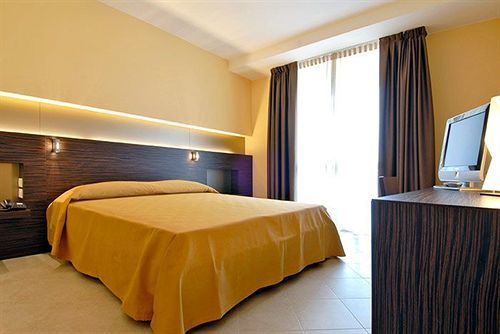 Rosso Frizzante Hotel Sorbara Bagian luar foto