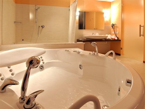 Rosso Frizzante Hotel Sorbara Bagian luar foto