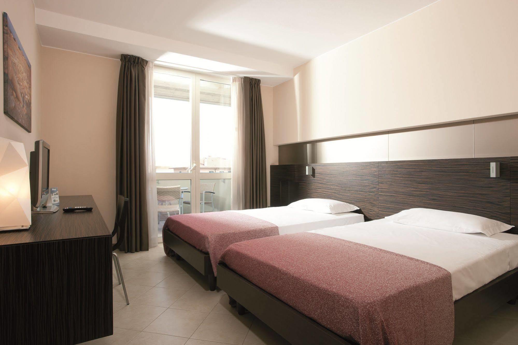 Rosso Frizzante Hotel Sorbara Bagian luar foto